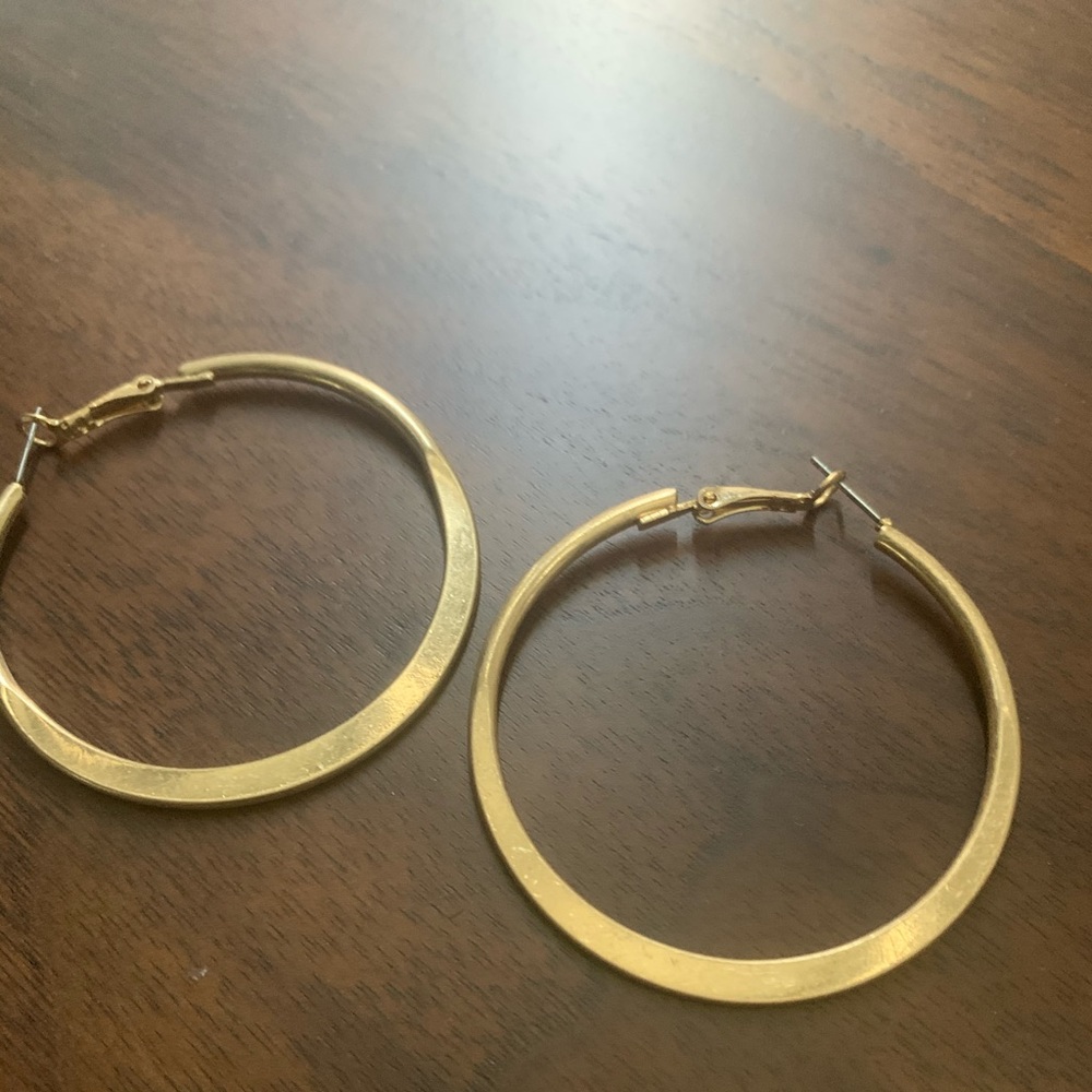 🌟 Classic gold hoops